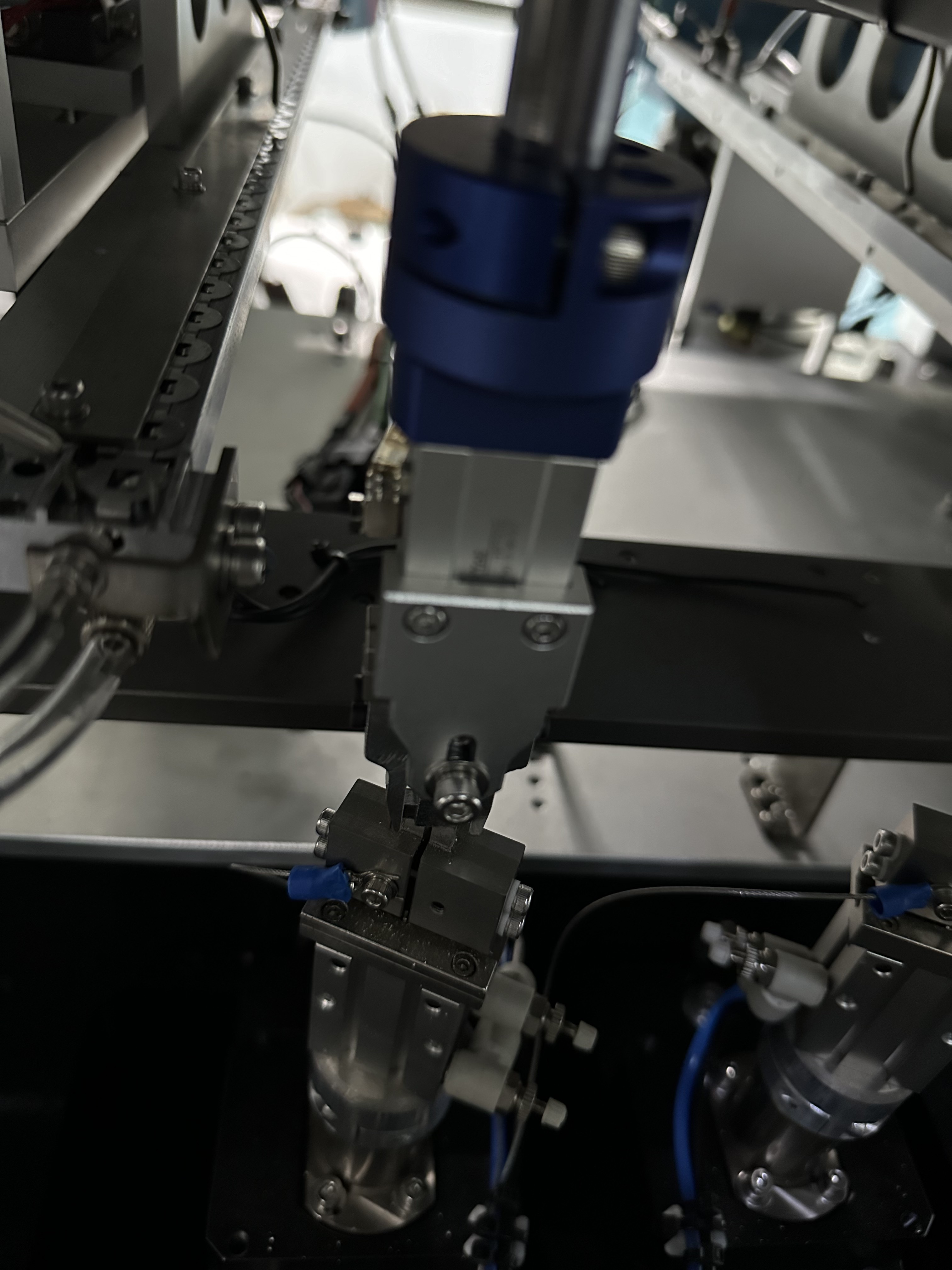 S7000 terminal insertion machine clinching head close-up